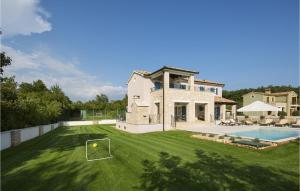 una casa con un giardino con un pallone da calcio nell'erba di Villa Sunny a VeliGolji Altre 12 foto