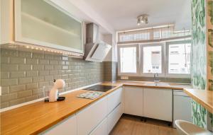 Η κουζίνα ή μικρή κουζίνα στο 3 Bedroom Amazing Apartment In Almería