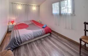 Un dormitorio con una cama con una manta roja. en Stunning Home In Essouvert With Wi-Fi, en Saint Denis Du Pin