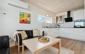 Dapur atau dapur kecil di 2 Bedroom Nice Apartment In Allinge