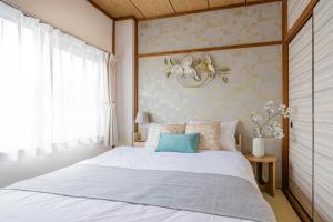 東京にあるHealing Palace Hirai tokyo down townのベッドルーム(大きな白いベッド1台、シャンデリア付)