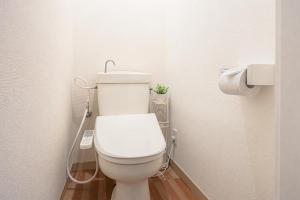 東京にあるHealing Palace Hirai tokyo down townの部屋にある白いトイレ付きのバスルーム +31枚の写真