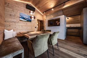 Televízia a/alebo spoločenská miestnosť v ubytovaní Loft in the Alps Penthouse