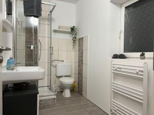 Ένα μπάνιο στο Kleine neue Wohnung für 2 Person