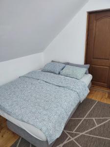 Voodi või voodid majutusasutuse Crni vrh Divcibare toas