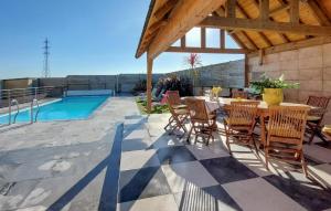 un patio avec une table et des chaises et une piscine dans l'établissement Lovely Home In Guisseny, à Guissény 29 autres photos