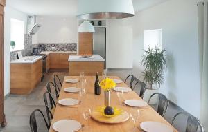 une salle à manger avec une longue table et des chaises dans l'établissement Lovely Home In Guisseny, à Guissény