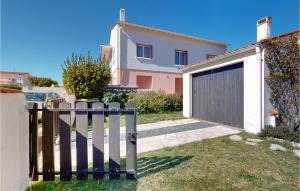 ein Tor vor einem Haus mit Garage in der Unterkunft 2 Bedroom Cozy Home In Royan in Royan