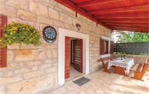 Balkón nebo terasa v ubytování Three-Bedroom Holiday Home In Oklaj + 27 fotografií