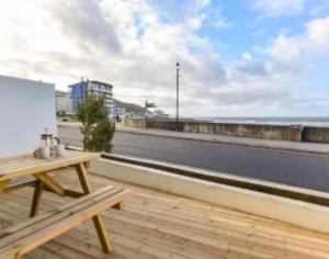 Μπαλκόνι ή βεράντα στο Westward Ho! Beachfront Luxury for 2 +2 φωτογραφίες