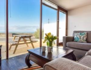 Χώρος καθιστικού στο Westward Ho! Beachfront Luxury for 2
