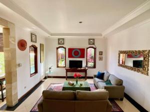 a living room with a couch and a table at Pleasant Balinese Style Lotus in Umalas