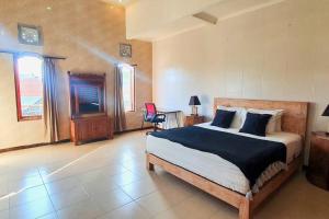 a bedroom with a bed and a table and chairs at Pleasant Balinese Style Lotus in Umalas +6 photos