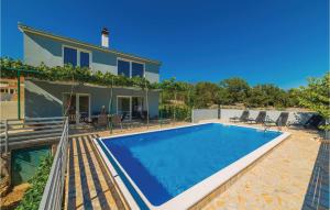 Πισίνα στο ή κοντά στο Holiday Home In Primorki Dolac