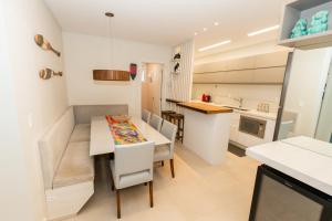 a kitchen and dining room with a table and chairs at Conforto à beira-mar in Florianópolis