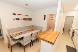 a kitchen and dining room with a table and chairs at Conforto à beira-mar in Florianópolis