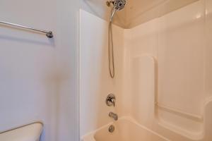 Baðherbergi á 3 Mi to Dtwn Pet-Friendly Apt in Elizabethtown!