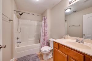 Baðherbergi á 3 Mi to Dtwn Pet-Friendly Apt in Elizabethtown! +16 myndir