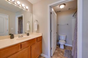 Baðherbergi á 3 Mi to Dtwn Pet-Friendly Apt in Elizabethtown!