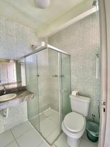 une salle de bain avec toilettes et douche en verre dans l'établissement Pousada Caminho do Mar, à Santa Cruz Cabrália