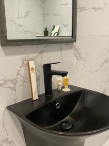 a black sink in a bathroom with a mirror at إستديو هادئ حي حطين قريب من البوليفارد in Riyadh +14 photos