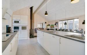 Kuchyň nebo kuchyňský kout v ubytování Gorgeous Home In Grenaa With Sauna