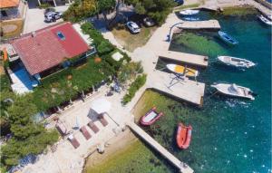 una vista aérea de una casa y barcos en el agua en 2 Bedroom Stunning Home In Brodarica, en Brodarica