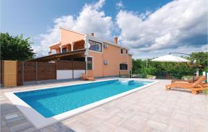 una villa con piscina y una casa en Beautiful Apartment In Sukosan, en Donje Raštane