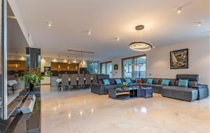 Ruang duduk di Gorgeous Home In Pomer With Sauna