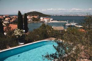 een zwembad met uitzicht op een watermassa bij Apartments Novis in Kali