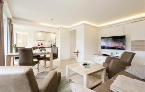 een woonkamer met een bank en een tafel bij Cloud in Binz