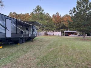 Zahrada ubytování RV with Pool & Countryside Views