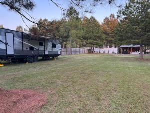 Zahrada ubytování RV with Pool & Countryside Views