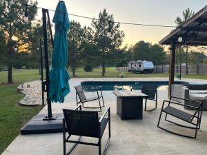 Posezení v ubytování RV with Pool & Countryside Views