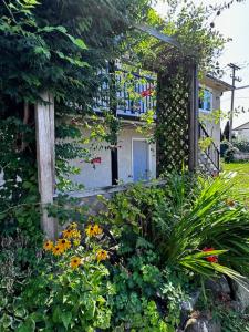 Air Conditioned 2 Bedroom upper floor suite with Garden view外面的花园