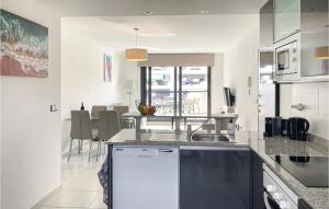 une cuisine avec un évier et une salle à manger dans l'établissement Flat In Los Arenales Del Sol, à Arenales del Sol
