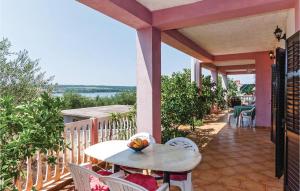 Balkón nebo terasa v ubytování One-Bedroom Apartment In Posedarje
