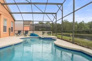 a large swimming pool in a house at Upstay Lakeside Retreat w Private Pool and Game Room in Davenport