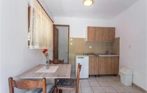 Kuchnia lub aneks kuchenny w obiekcie Five-Bedroom Holiday Home In Polje
