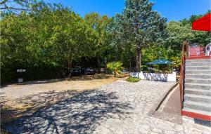 Ogród w obiekcie Five-Bedroom Holiday Home In Polje