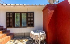 stolik siedzący na zewnątrz domu z oknem w obiekcie Five-Bedroom Holiday Home In Polje w mieście Polje