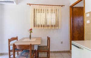 jadalnia ze stołem i krzesłami oraz oknem w obiekcie Five-Bedroom Holiday Home In Polje w mieście Polje