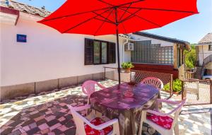 Patio lub wspólna przestrzeń na świeżym powietrzu w obiekcie Five-Bedroom Holiday Home In Polje
