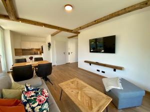 Televízia a/alebo spoločenská miestnosť v ubytovaní Apartment in Saalfelden near Ski Slopes + 27 fotografií