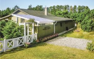 Zahrada ubytování Three-Bedroom Holiday Home In Saby