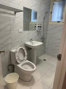 a bathroom with a toilet and a sink at 私美宅居 in Zhushan
