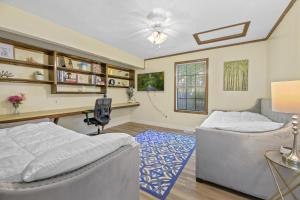 Posezení v ubytování Charming 4BD with BBQ & Backyard - Near FSU, A&M