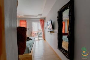 Postel nebo postele na pokoji v ubytování ซันไลท์ เกาะล้าน sun rise kohlarn