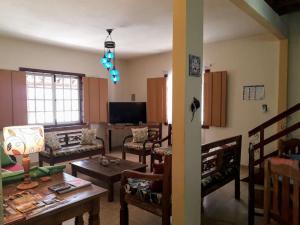 a living room with a table and chairs at Casa Flamboiam in Tiradentes