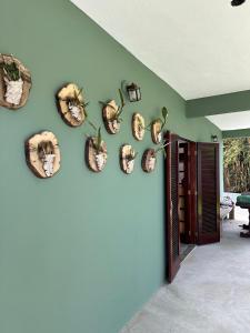 eine Wand mit vielen Totenköpfen darauf in der Unterkunft Casa no paraíso Búzios! in Búzios